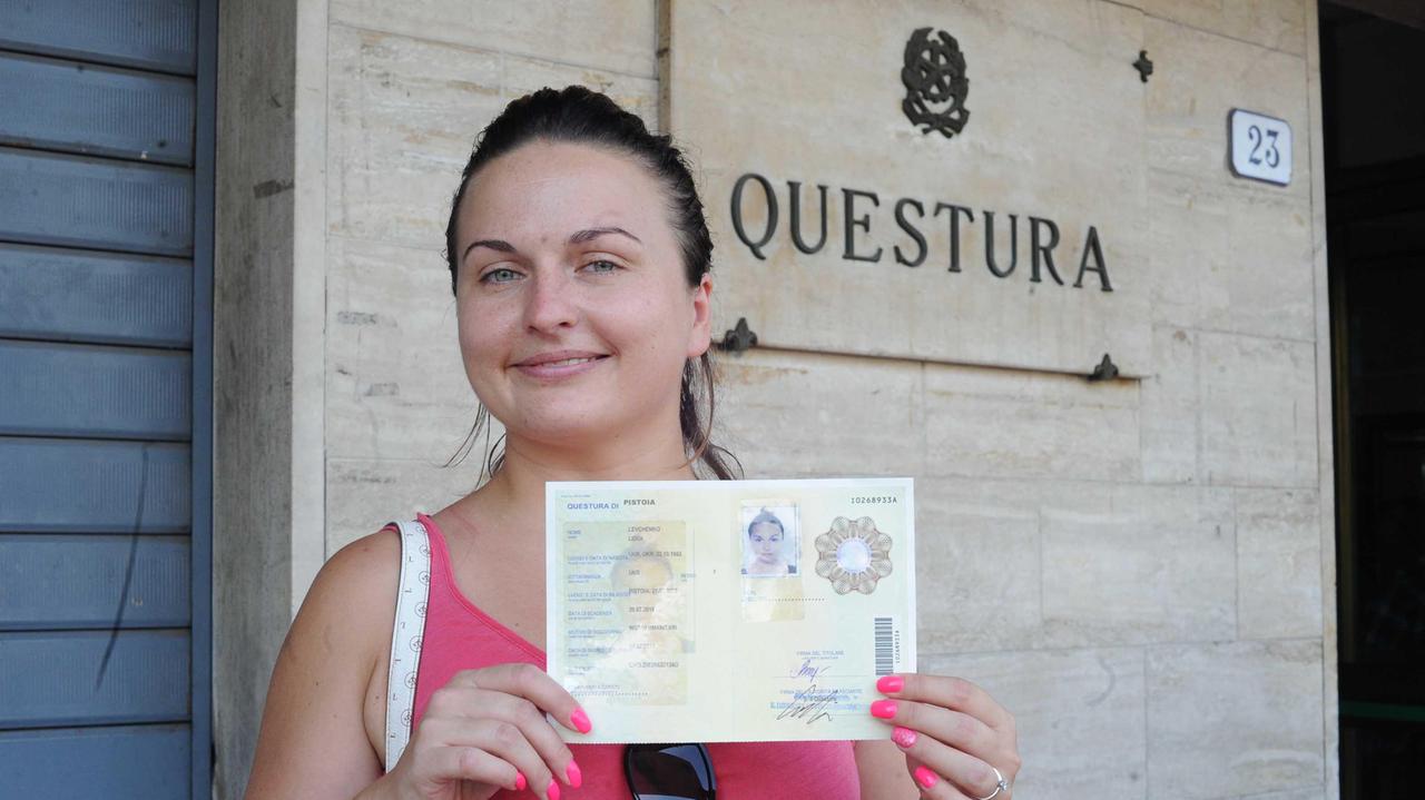 Lidiya Levchenko davanti alla Questura (foto Gori)