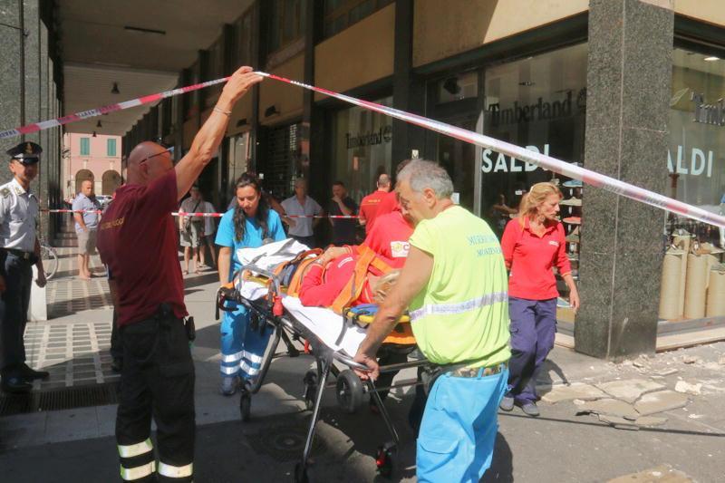 I soccorsi alla ragazza ferita dalle lastre di marmo cadute in via Grande (Marzi Pentafoto)