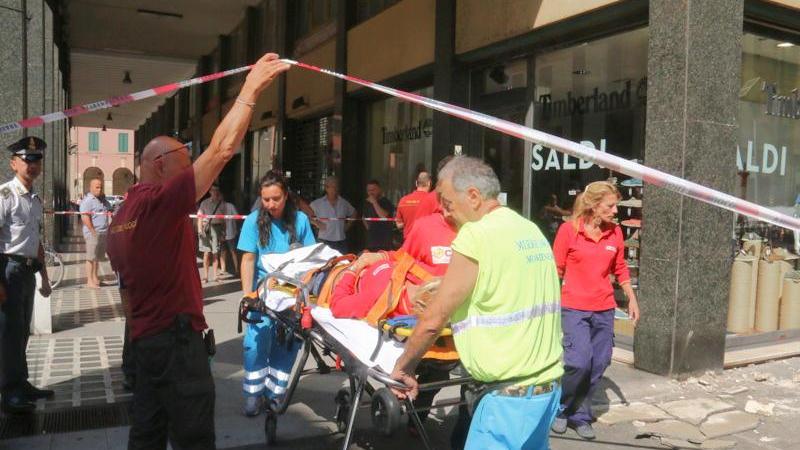 I soccorsi alla ragazza ferita dalle lastre di marmo cadute in via Grande (Marzi Pentafoto)