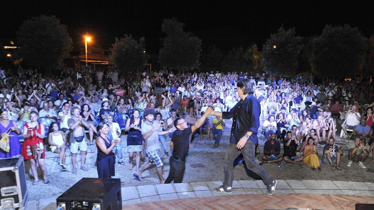 Cristiano De André sul palco (foto di Gio' Di Stefano)
