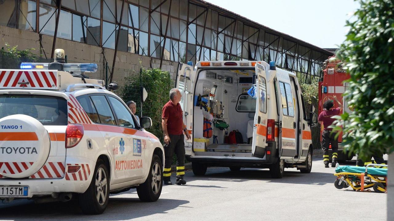 Un momento dei soccorsi all'anziana (Foto Franco Silvi)