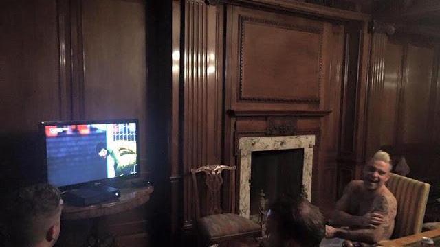 Williams gioca con la playstation in albergo (foto dal profilo Twitter @robbiewilliams)