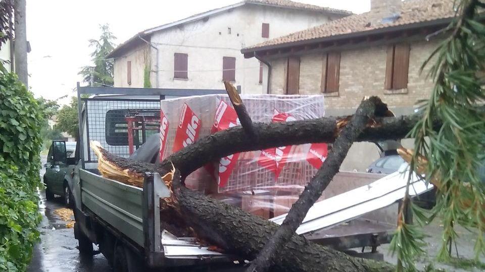 Maltempo, grandine e raffiche di vento dopo l'afa. Danni in Val d'Enza