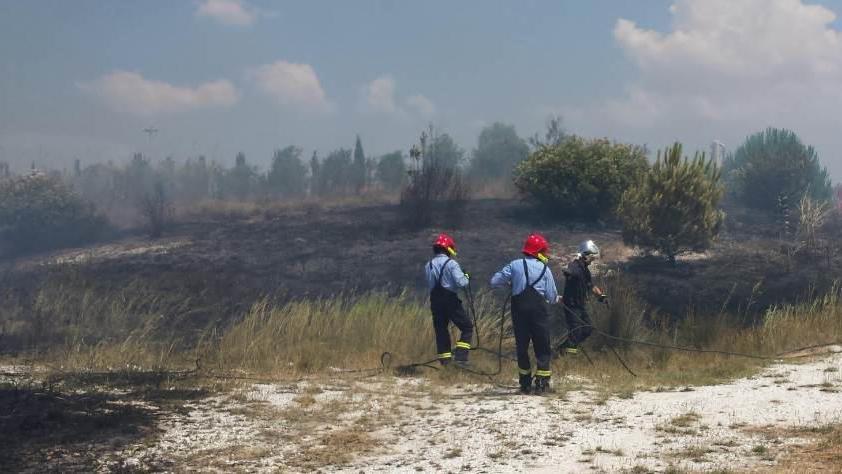 La squadra dei vigili del fuoco di Solvay intenta a domare l'incendio