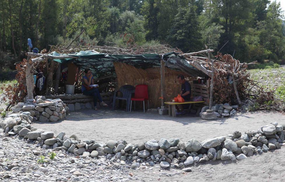 Minacciato con un bastone da un nudista sul greto dell’Enza 