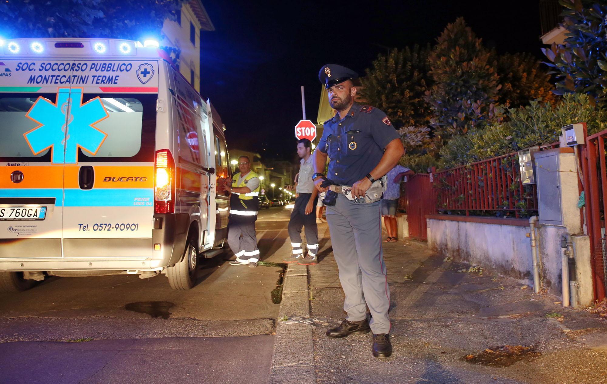 I soccorsi sul luogo dell'aggressione (foto Nucci)