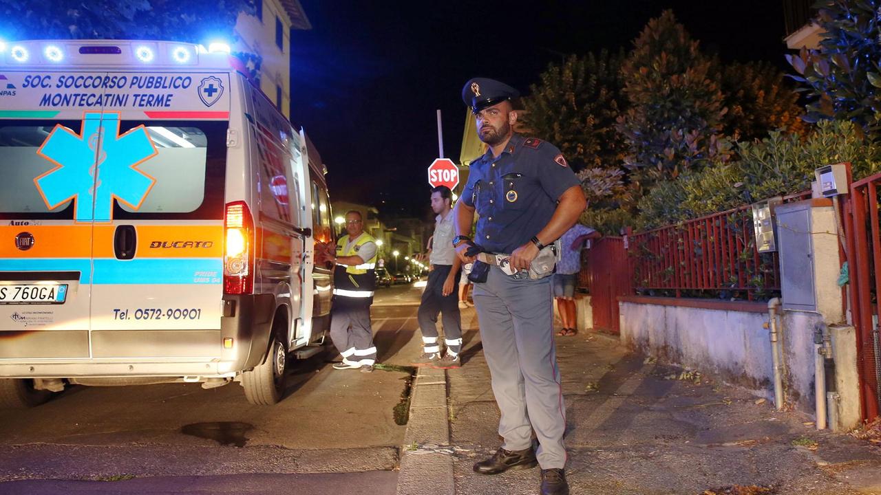 I soccorsi sul luogo dell'aggressione (foto Nucci)