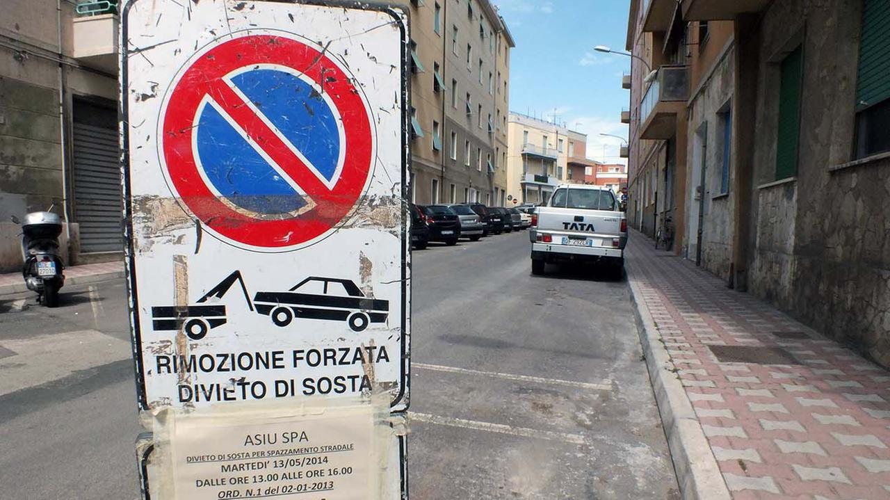 Un cartello di divieto di sosta con rimozione (foto Pabar)