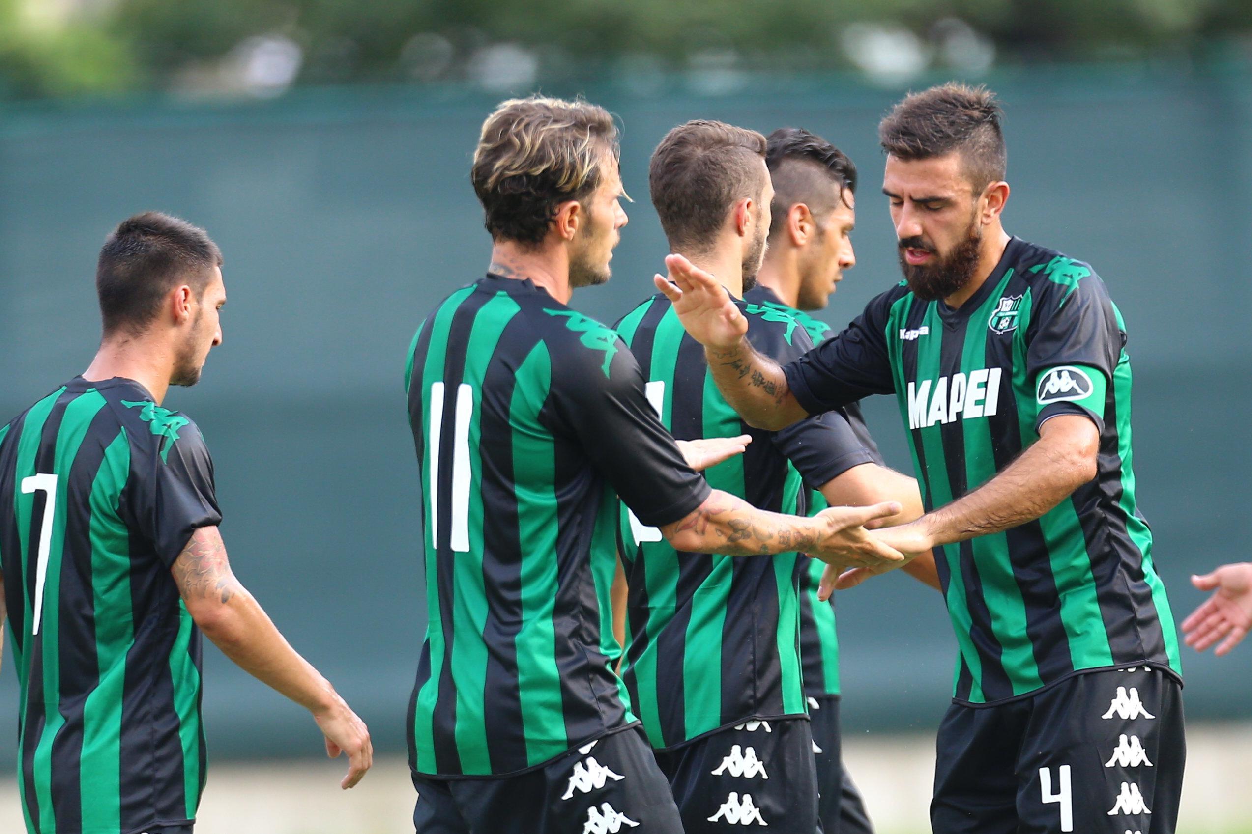Floro riceve il saluto dei compagni dopo il primo gol al Sudtirol