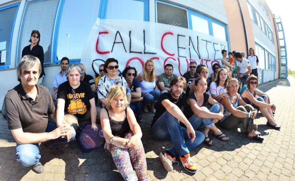 Giugno 2015: il presidio dei lavoratori davanti al call center di Guasticce