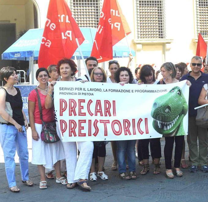 Provincia, flash mob dei precari davanti alla prefettura