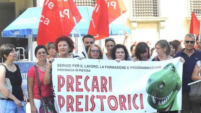 Provincia, flash mob dei precari davanti alla prefettura