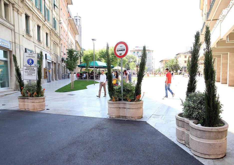 Panchine e cestini in piazza e fioriere in via Cavallotti 