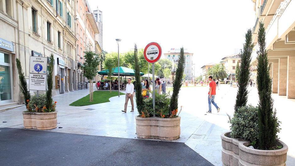 Panchine e cestini in piazza e fioriere in via Cavallotti