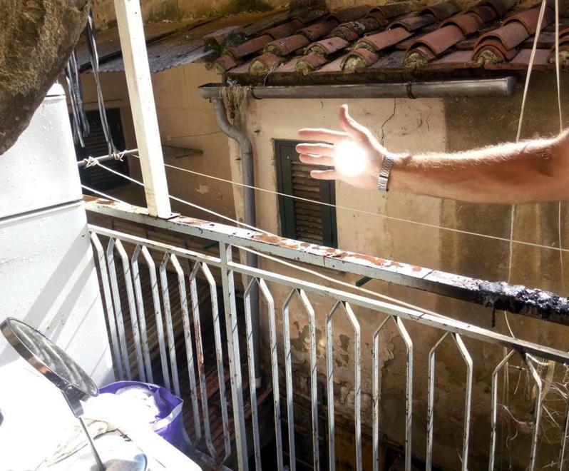 Il caldo e uno specchio incendiano l’appartamento 