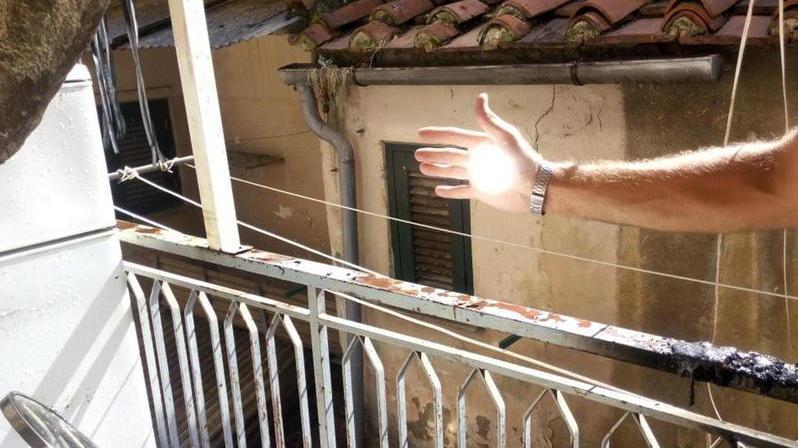 Il caldo e uno specchio incendiano l’appartamento