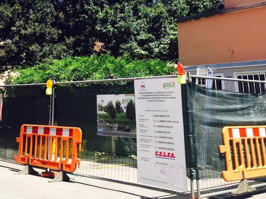 Un turno serale per la raccolta dei rifiuti 