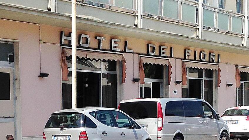 «L’hotel dei Fiori sotto attacco»