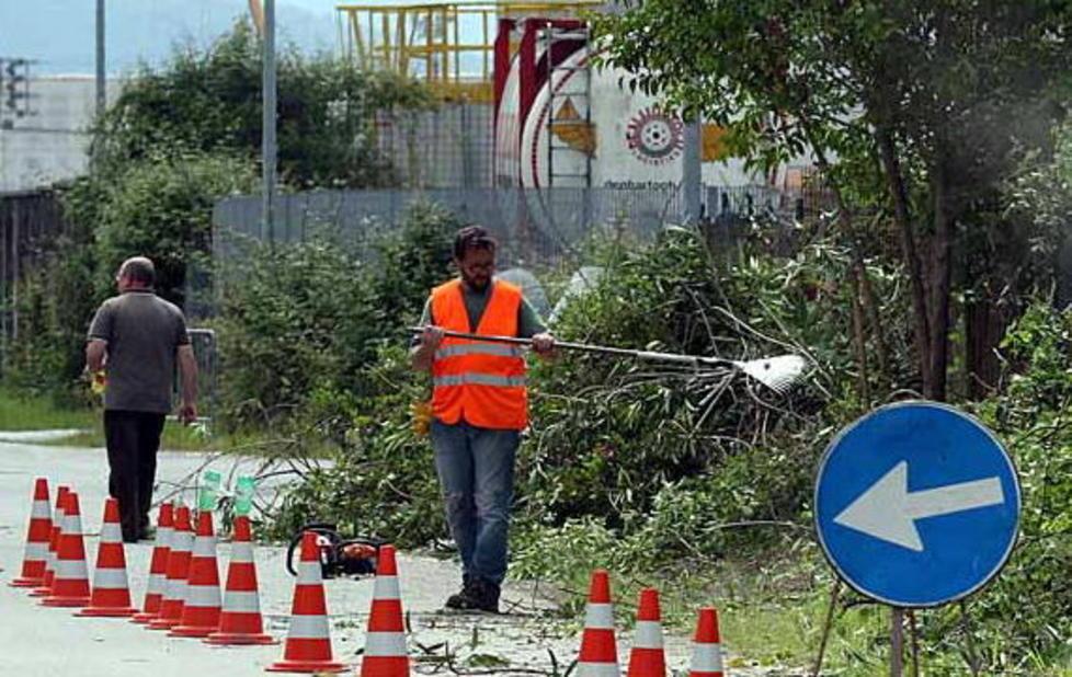 E gli imprenditori puliscono via Dorsale 