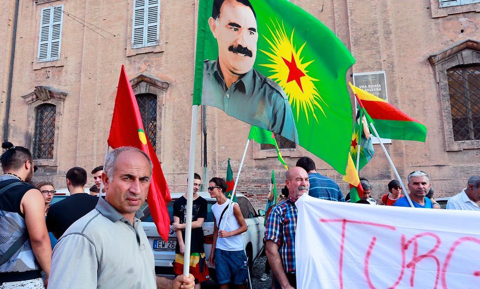 Strage in Turchia: curdi sfilano in centro