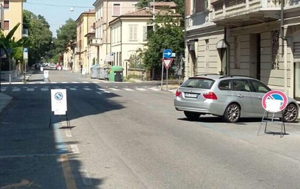 Strisce blu, una “pittura” infinita 