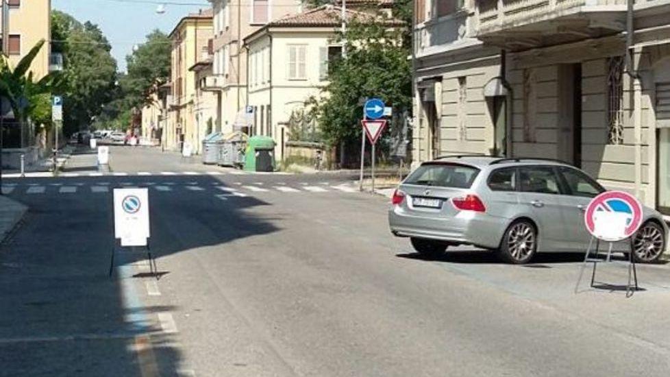 Strisce blu, una “pittura” infinita