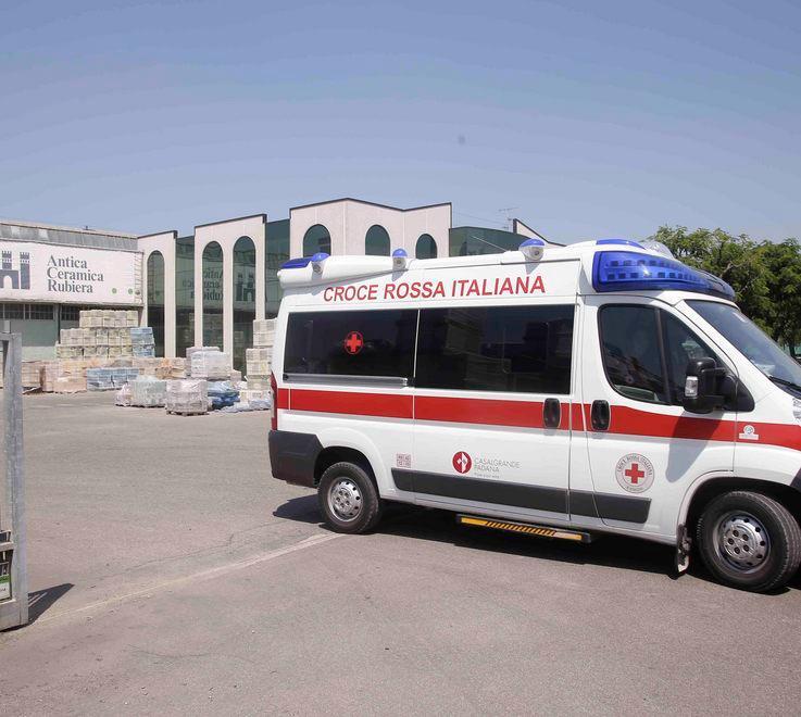 Paura all’Antica Ceramica operaio colpito alla testa