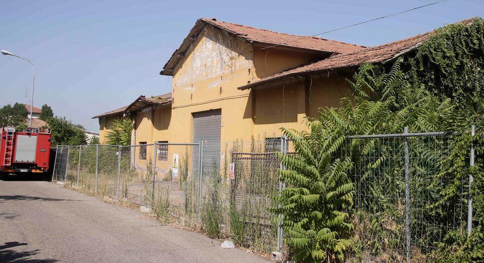 Crolla capannone in disuso scatta l’allerta in via Cocchi 