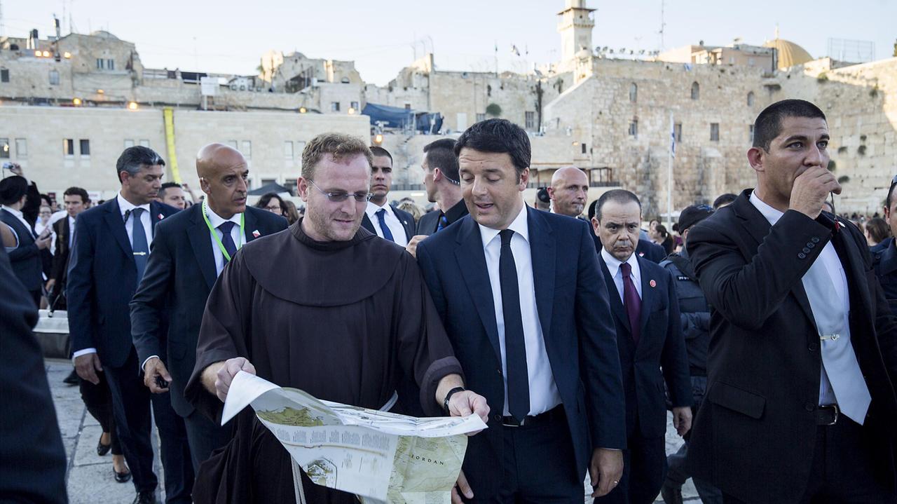 Il premier Matteo Renzi in vista al Muro del Pianto a Gerusalemme