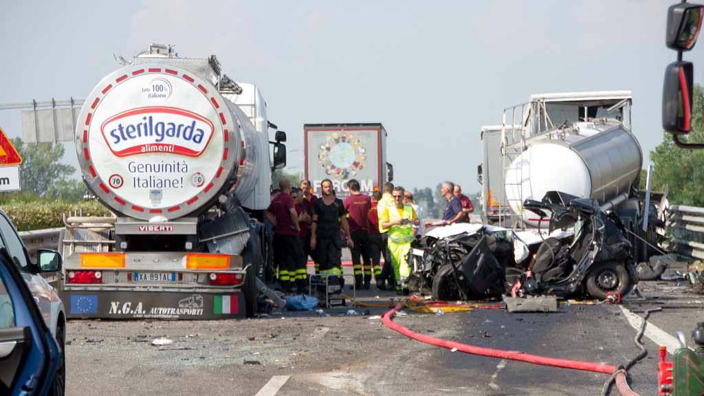 Muore nell’autobotte in fiamme