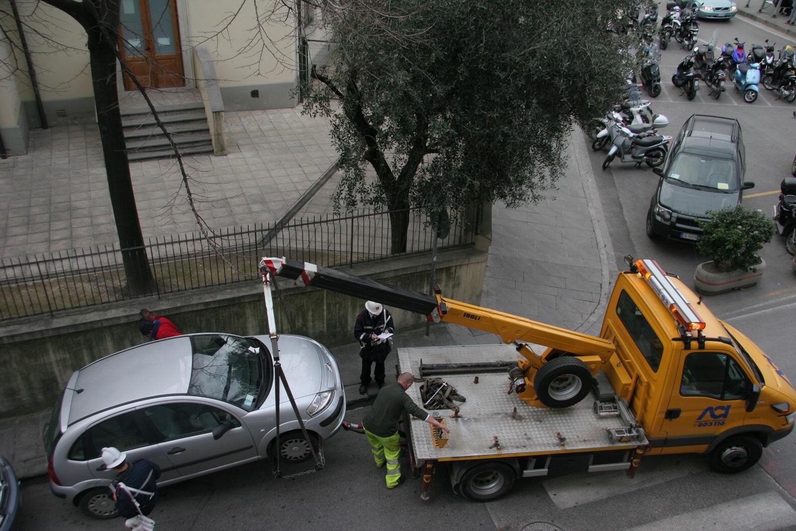 Un'auto viene rimossa