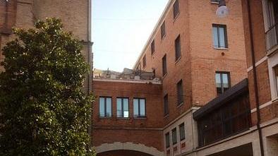 Il condominio messo sotto sorveglianza dalla polizia