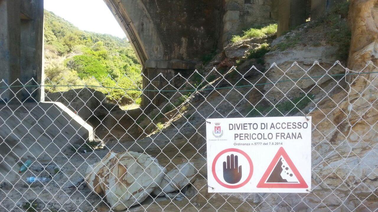 L'area recintata sotto al ponte di Calafuria