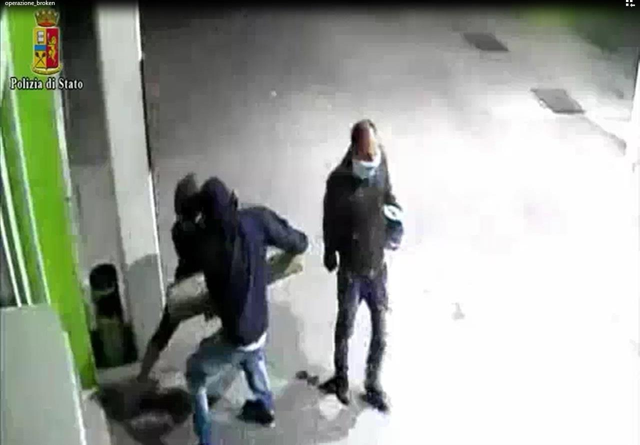 Furti in bar e tabaccherie, fermati in cinque - Il video dei colpi