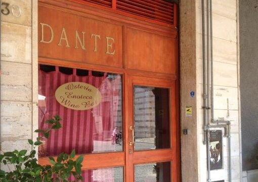 L'ingresso dell'Osteria Dante di cui è titolare il ristoratore aggredito