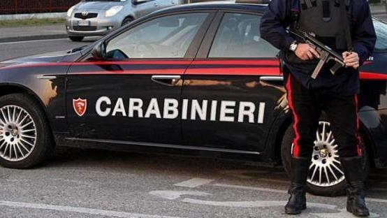 Un'immagine d'archivio di un carabiniere e di un'auto dell'Arma