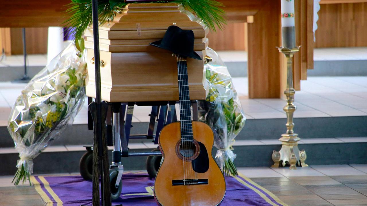 La chitarra classica e il cappello di Gianni Coron in chiesa