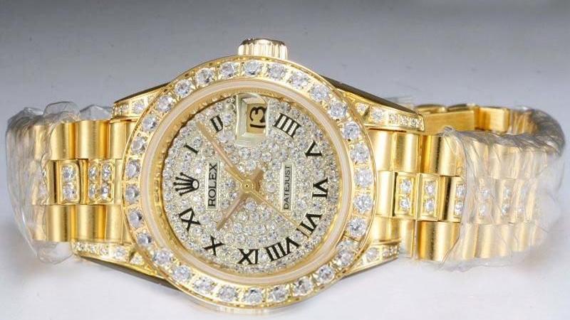 Adesca gli uomini e li deruba dei Rolex: presa