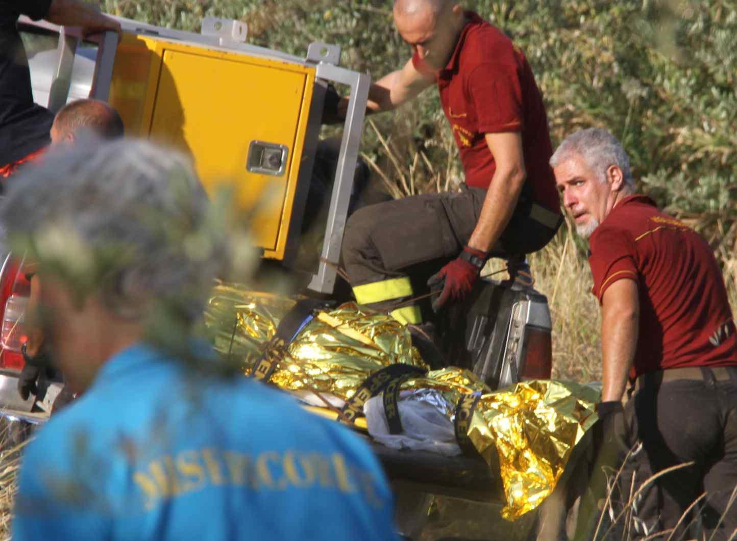 La rimozione della salma (foto Batavia)