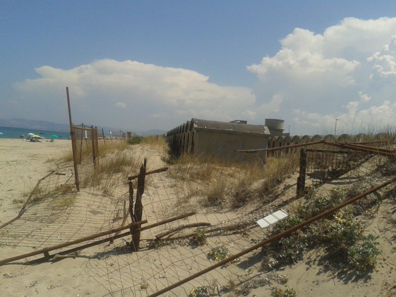 Un'immagine simbolo del degrado di Platamona: la recinzione del Lido Iride distrutta