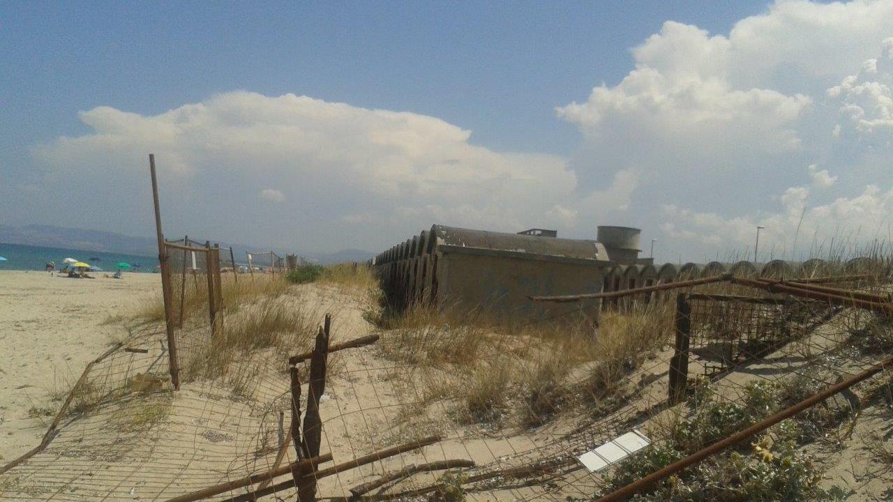 Un'immagine simbolo del degrado di Platamona: la recinzione del Lido Iride distrutta