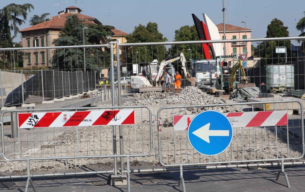 Piazza Duca d’Aosta, nuova pavimentazione, con rotonda