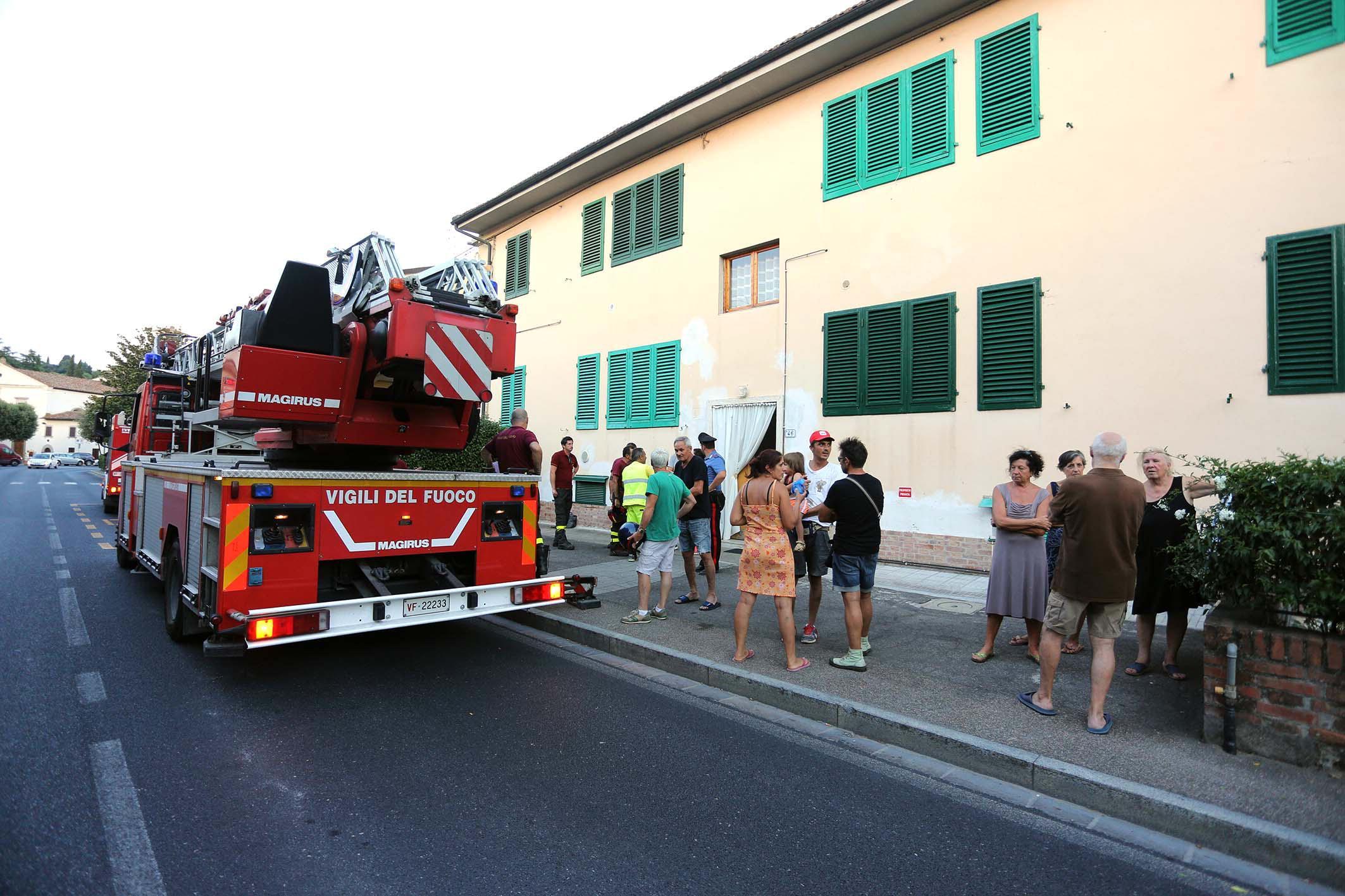 Il crollo si è verificato in via Matteotti a Limite (Foto Agenzia Carlo Sestini)