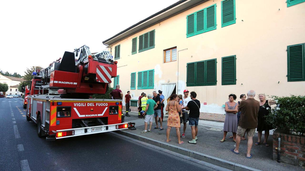 Il crollo si è verificato in via Matteotti a Limite (Foto Agenzia Carlo Sestini)