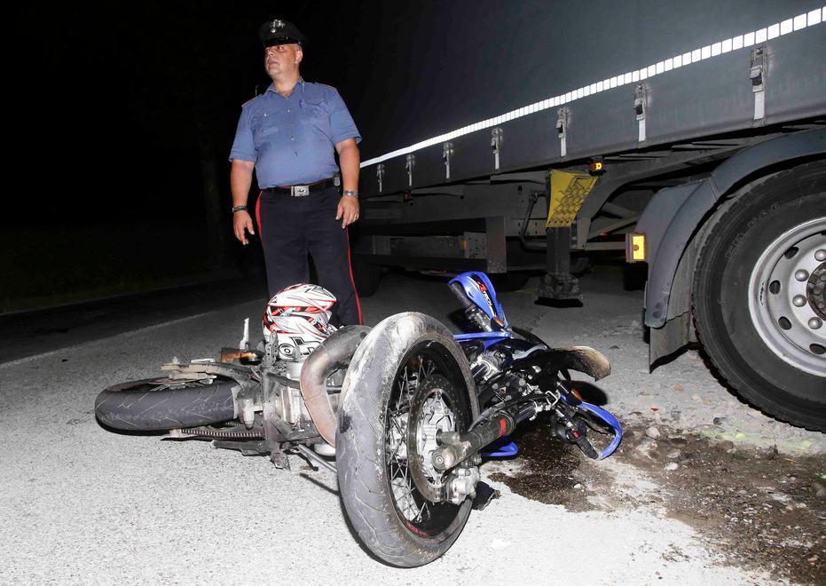 Scontro tra moto e camion, grave un ragazzo di 17 anni 