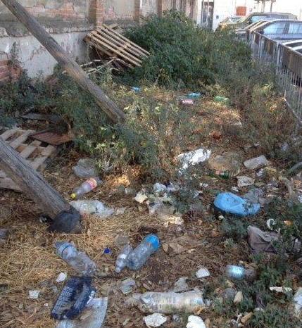 Montagne di rifiutio nell'area della stazione ferroviaria a Grosseto