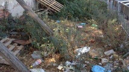 Montagne di rifiutio nell'area della stazione ferroviaria a Grosseto