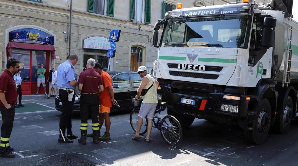 Travolto da un camion in centro 