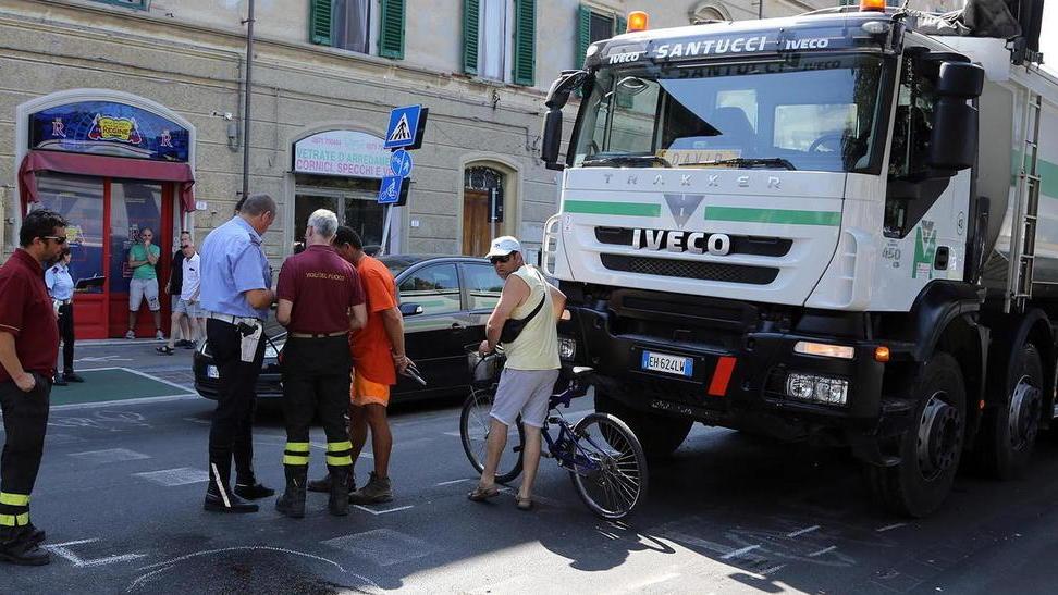 Travolto da un camion in centro
