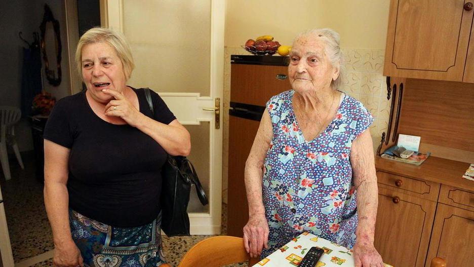 Ladri narcotizzano un’anziana e finiscono per essere inseguiti